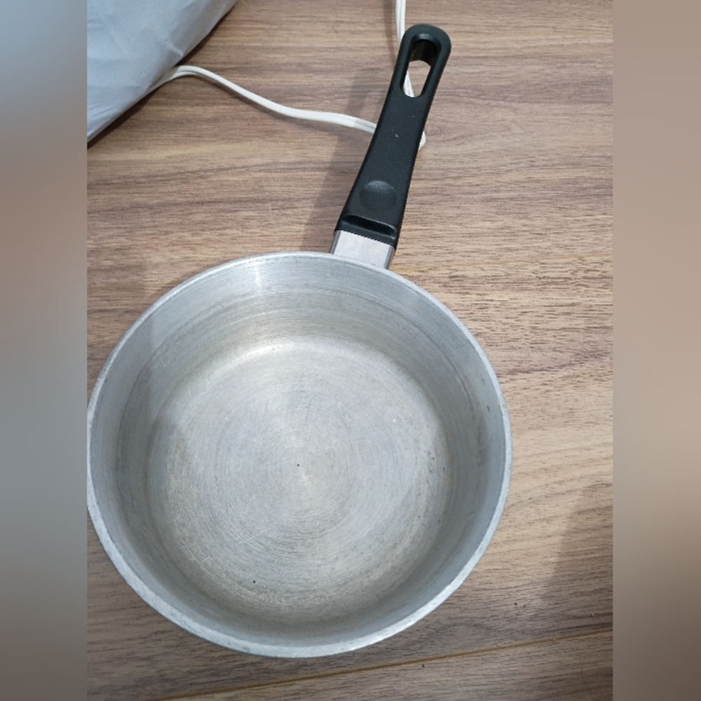 Aluminum Saucepan with Black Handle
